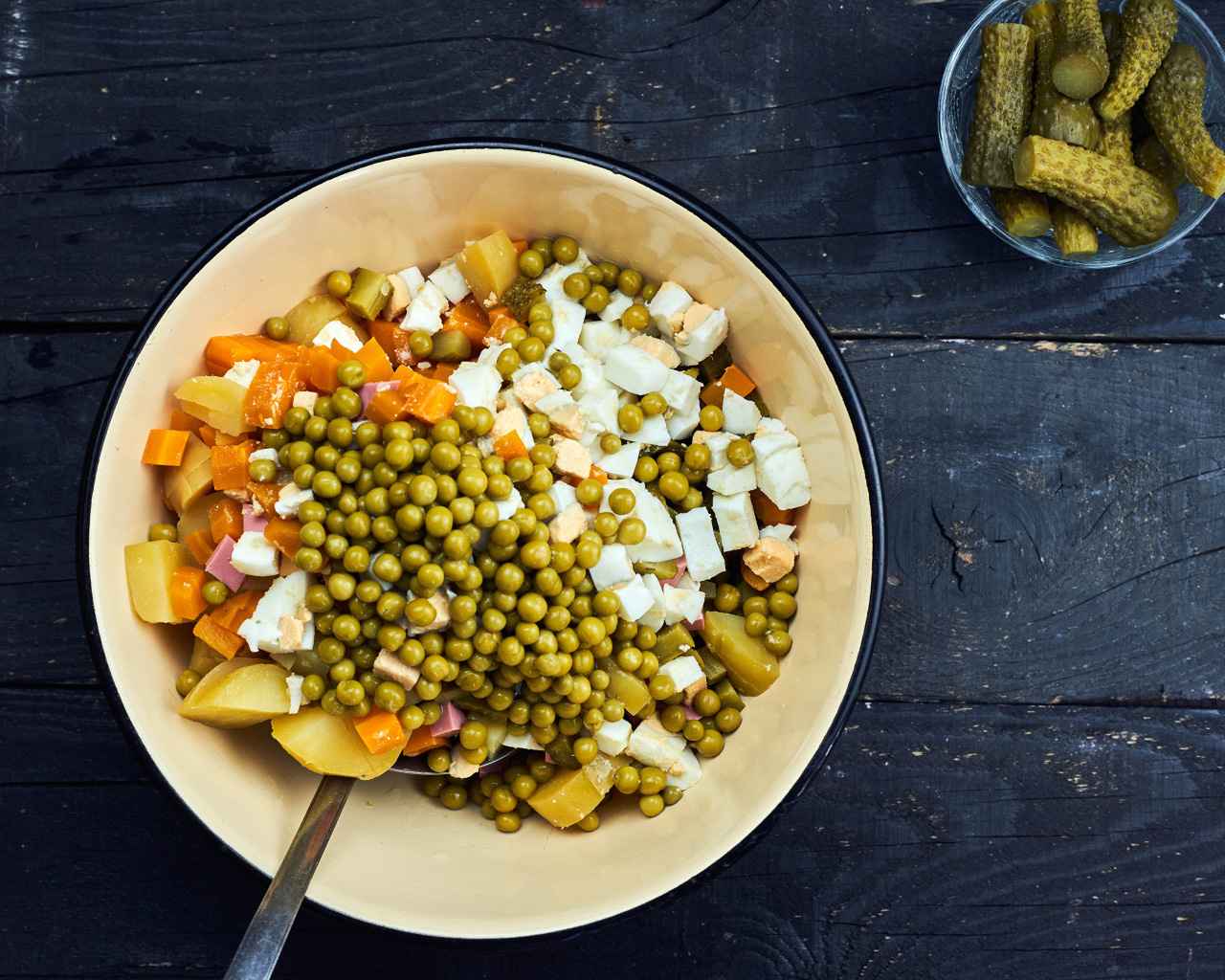 Салат оливье в миске на столе 