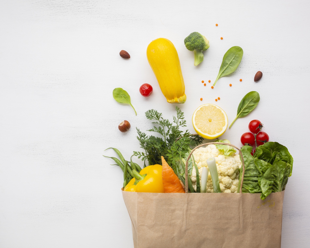 Пакет со свежими овощами и зеленью на сером фоне 