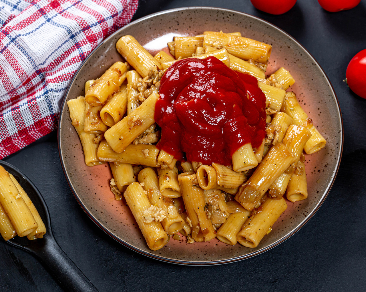 Макароны с мясом и кетчупом на столе