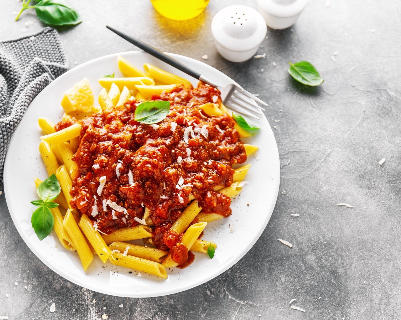 Макароны с соусом на белой тарелке