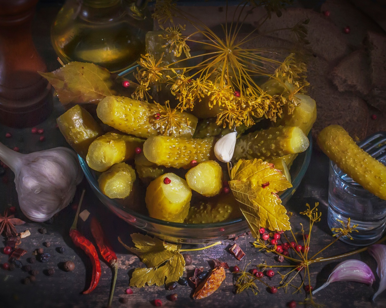 Маринованные огурцы на столе со специями и чесноком