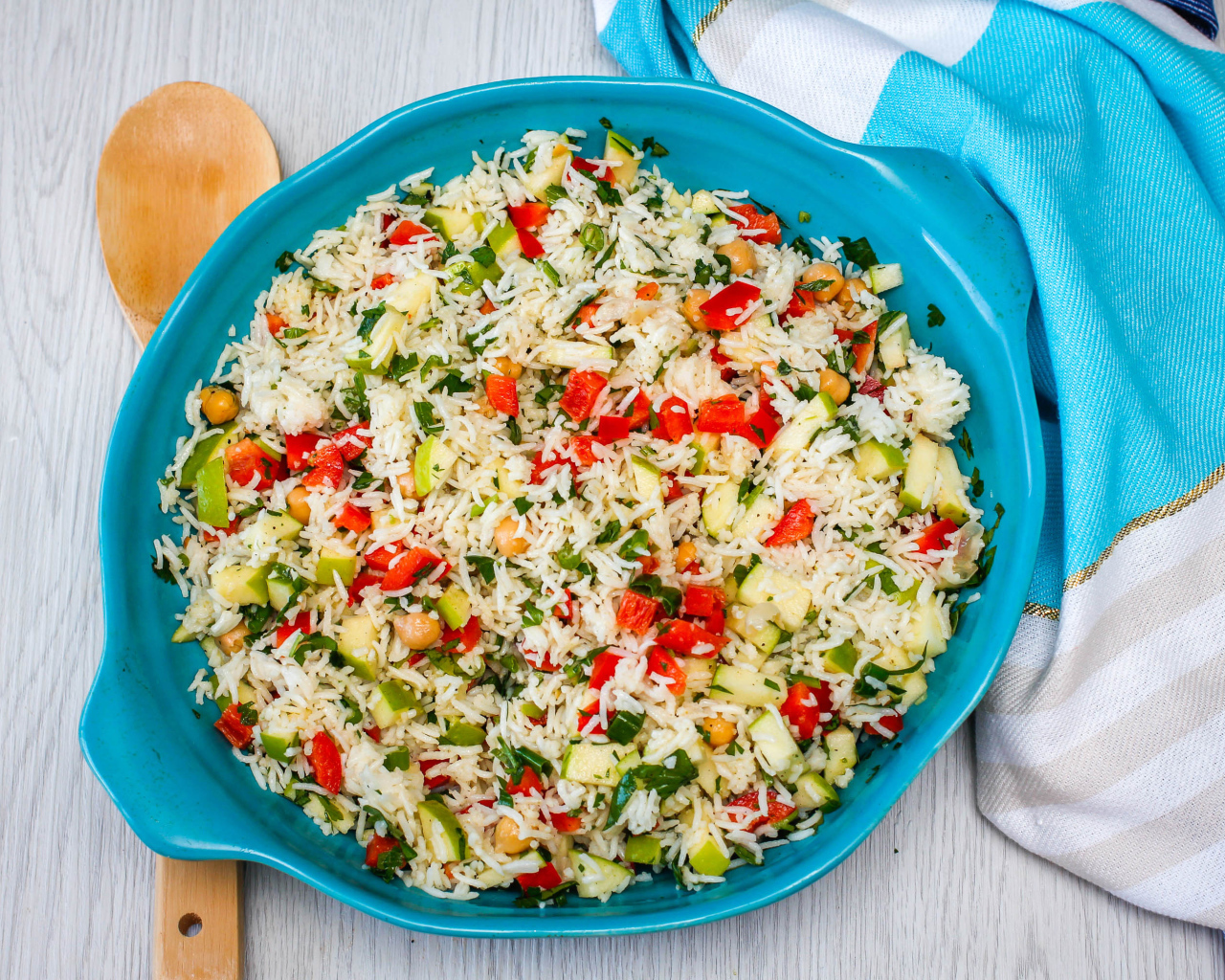 Плов с овощами в голубом казане на столе 