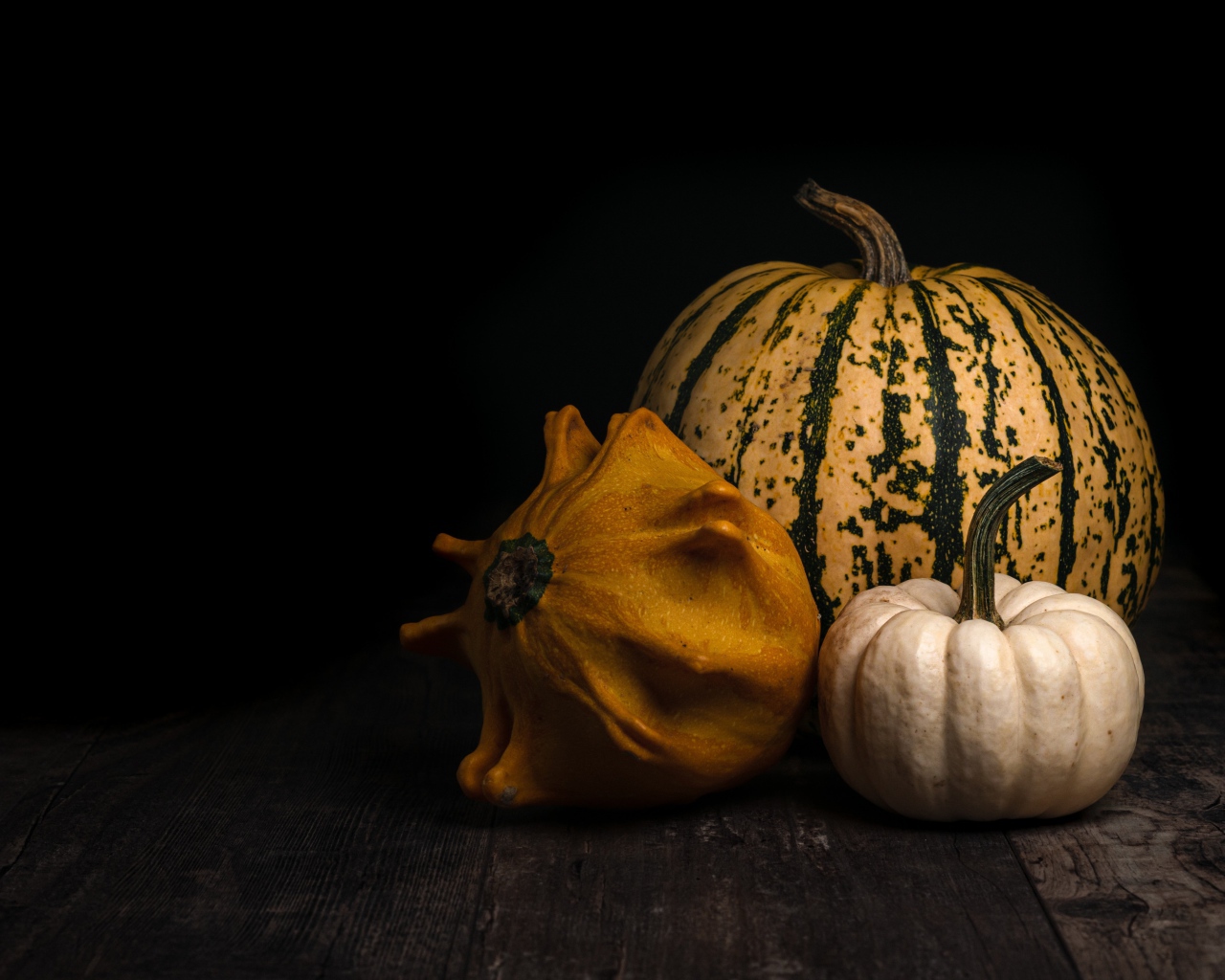Тыква на черном фоне крупным планом