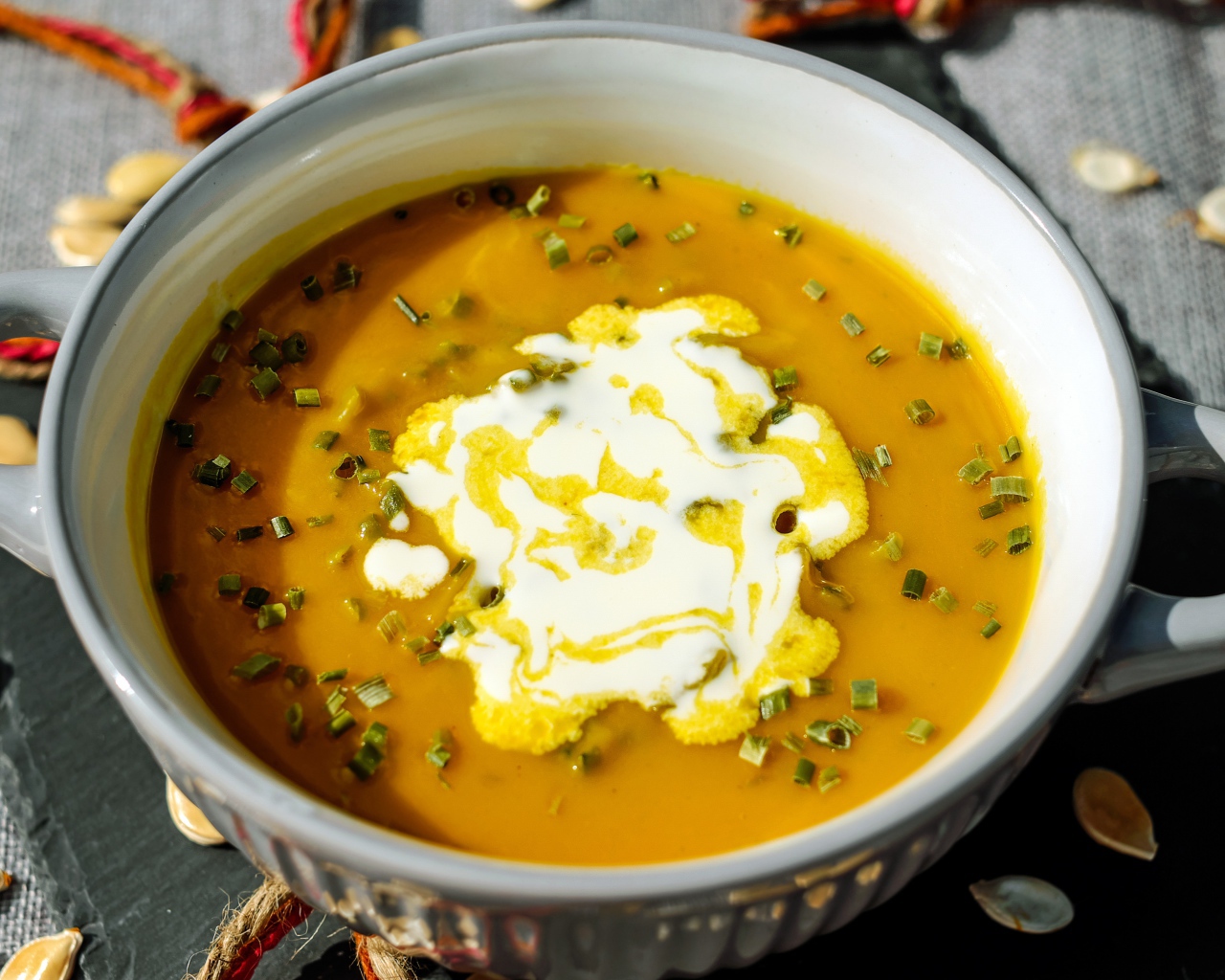 Тыквенный суп со сметаной в кастрюле 