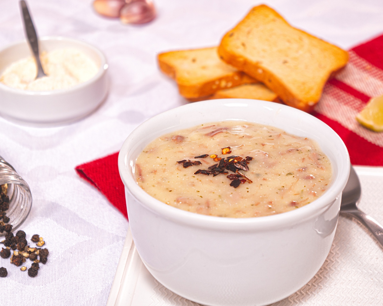 Суп пюре на столе с тостами