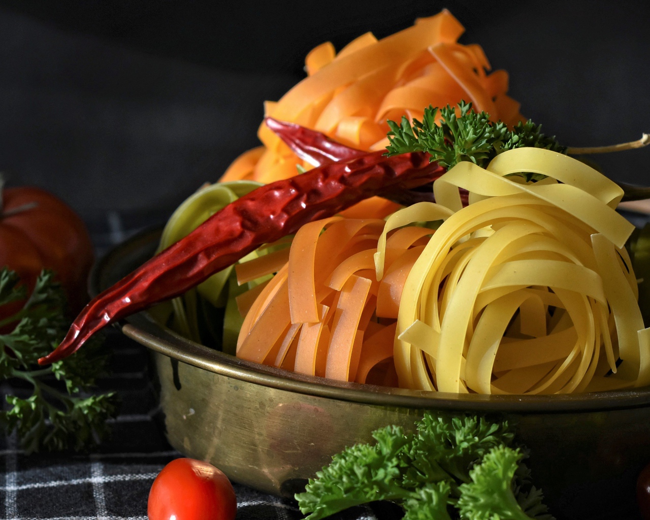 Сырая лапша на столе с острым перцем и петрушкой