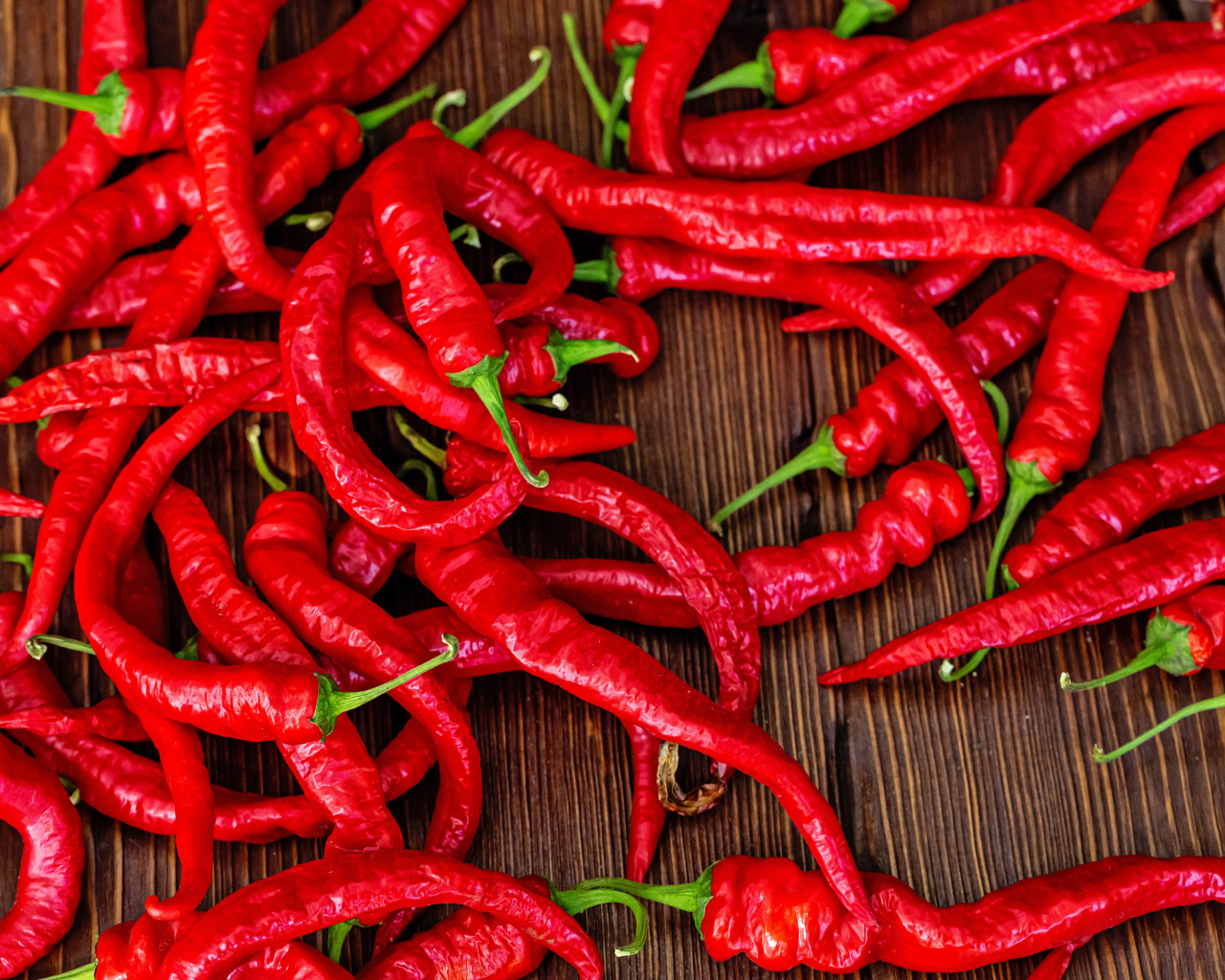 Красный острый перец на деревянном столе