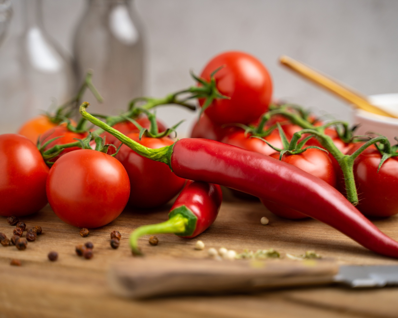 Красный острый перец с помидорами на столе