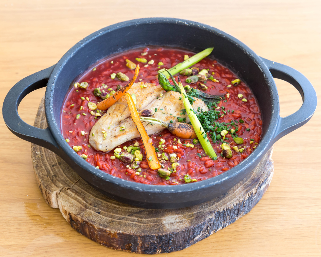 Красный суп с мясом на доске 