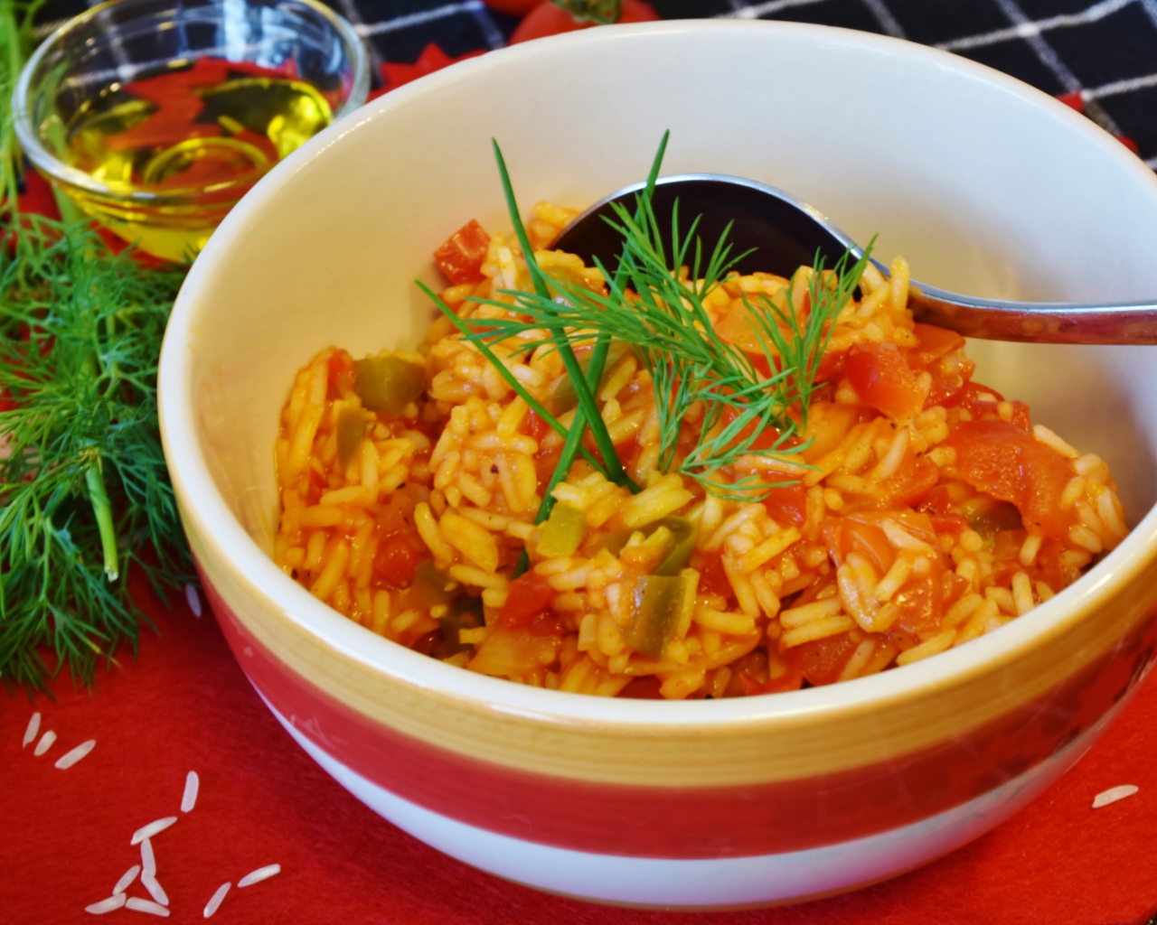 Рис с овощами в тарелке на столе