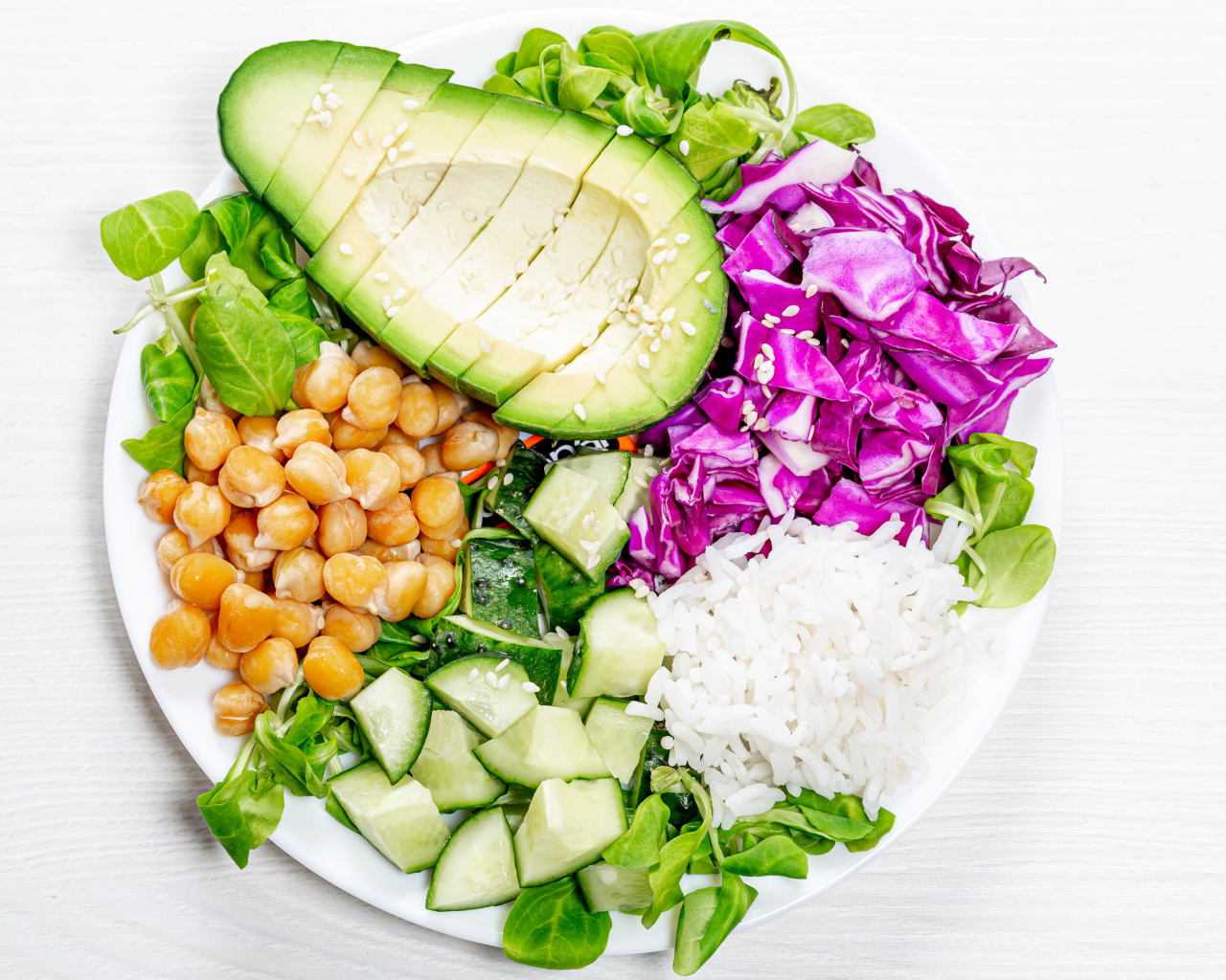 Рис с овощами на белом фоне