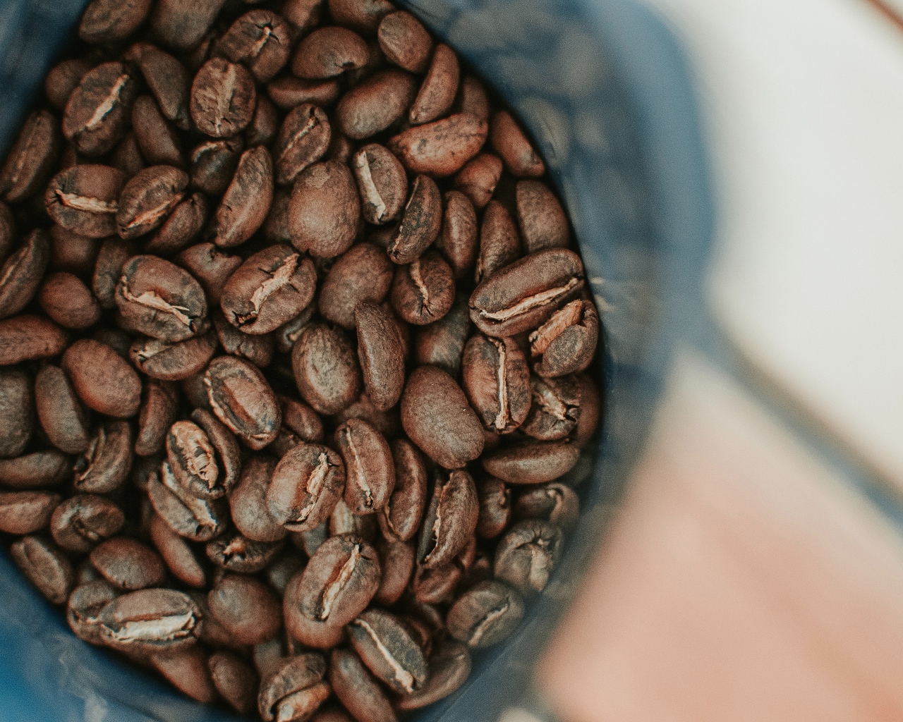 Обжаренные кофейные зерна крупным планом 