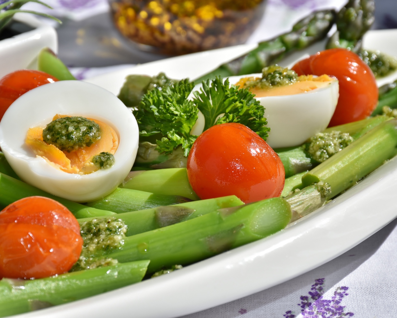 Салат со спаржей, яйцами и помидорами