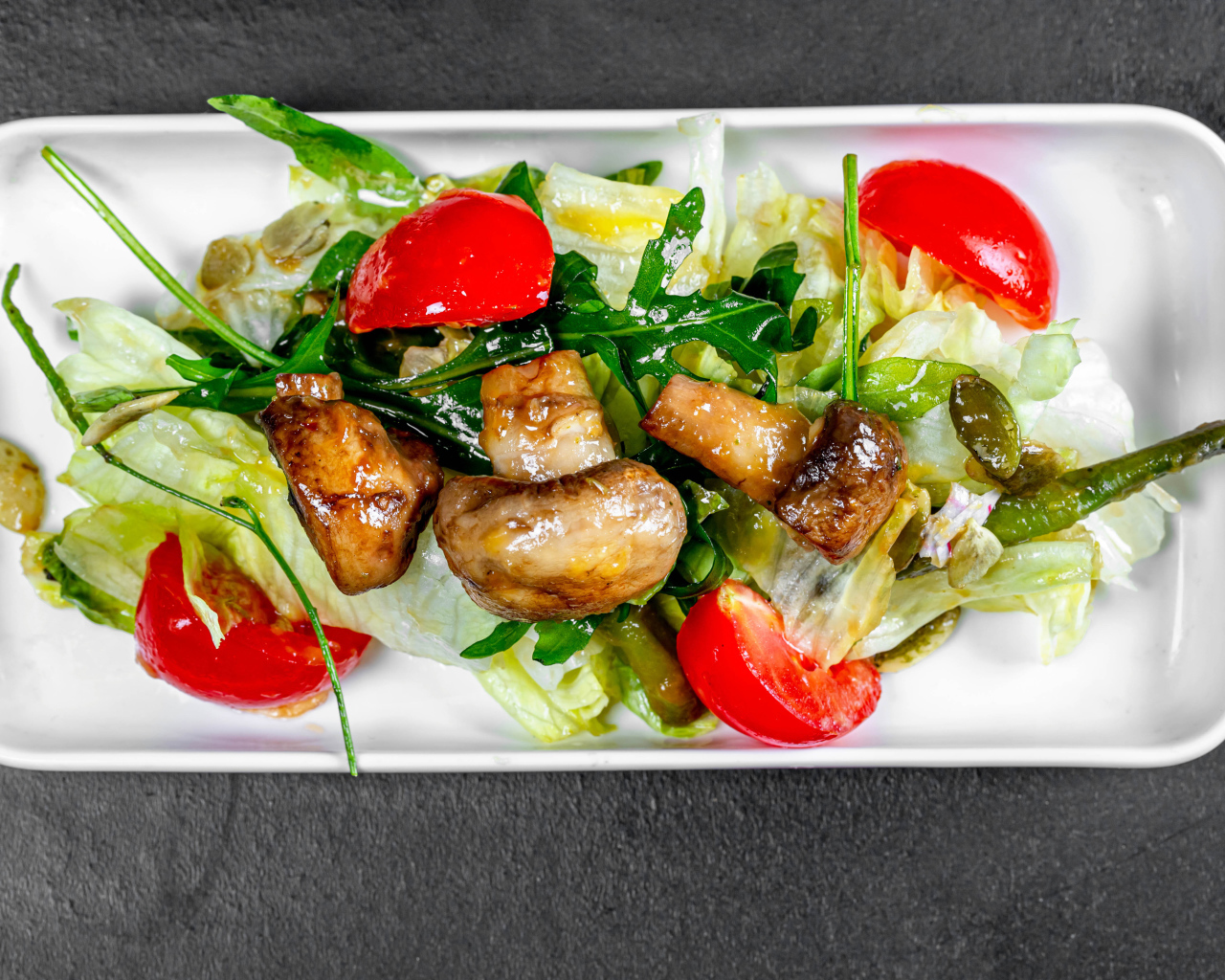 Салат с капустой, жареными шампиньонами и помидорами