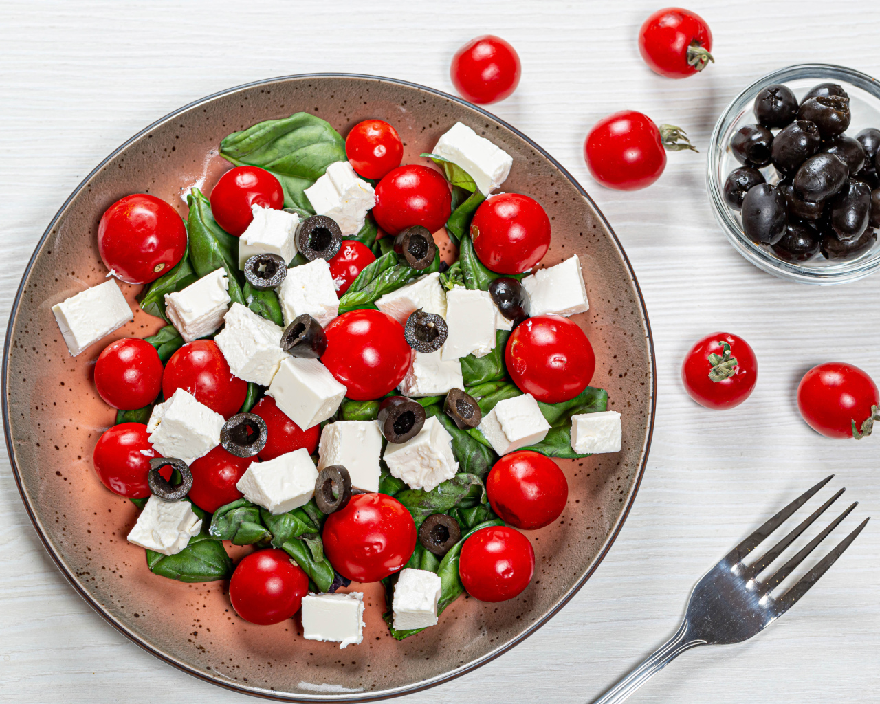 Салат с помидорами черри, оливками, базиликом и сыром