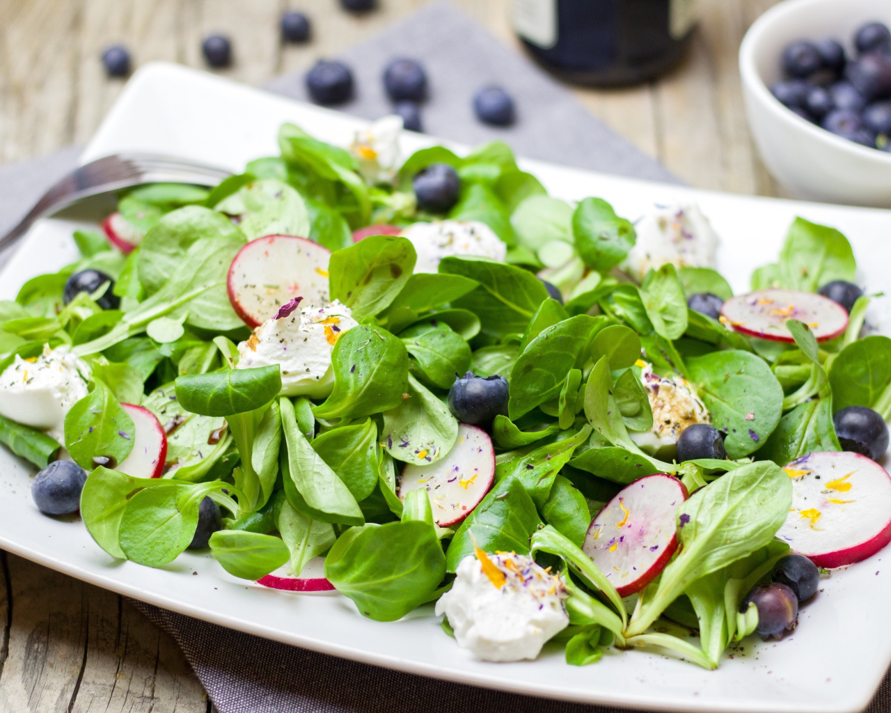 Салат с редисом, базиликом, сыром и ягодами черники 