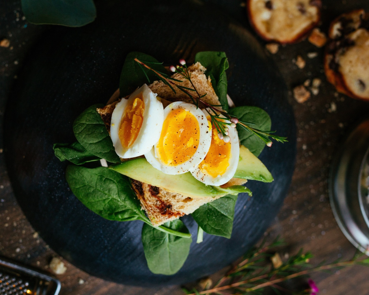 Бутерброд с авокадо, базиликом и яйцами