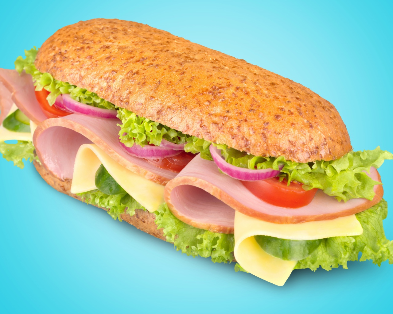 Бутерброд с ветчиной,сыром, помидорами луком и салатом на голубом фоне