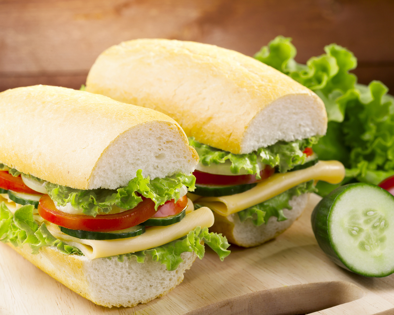 Сендвич с овощами и сыром на столе