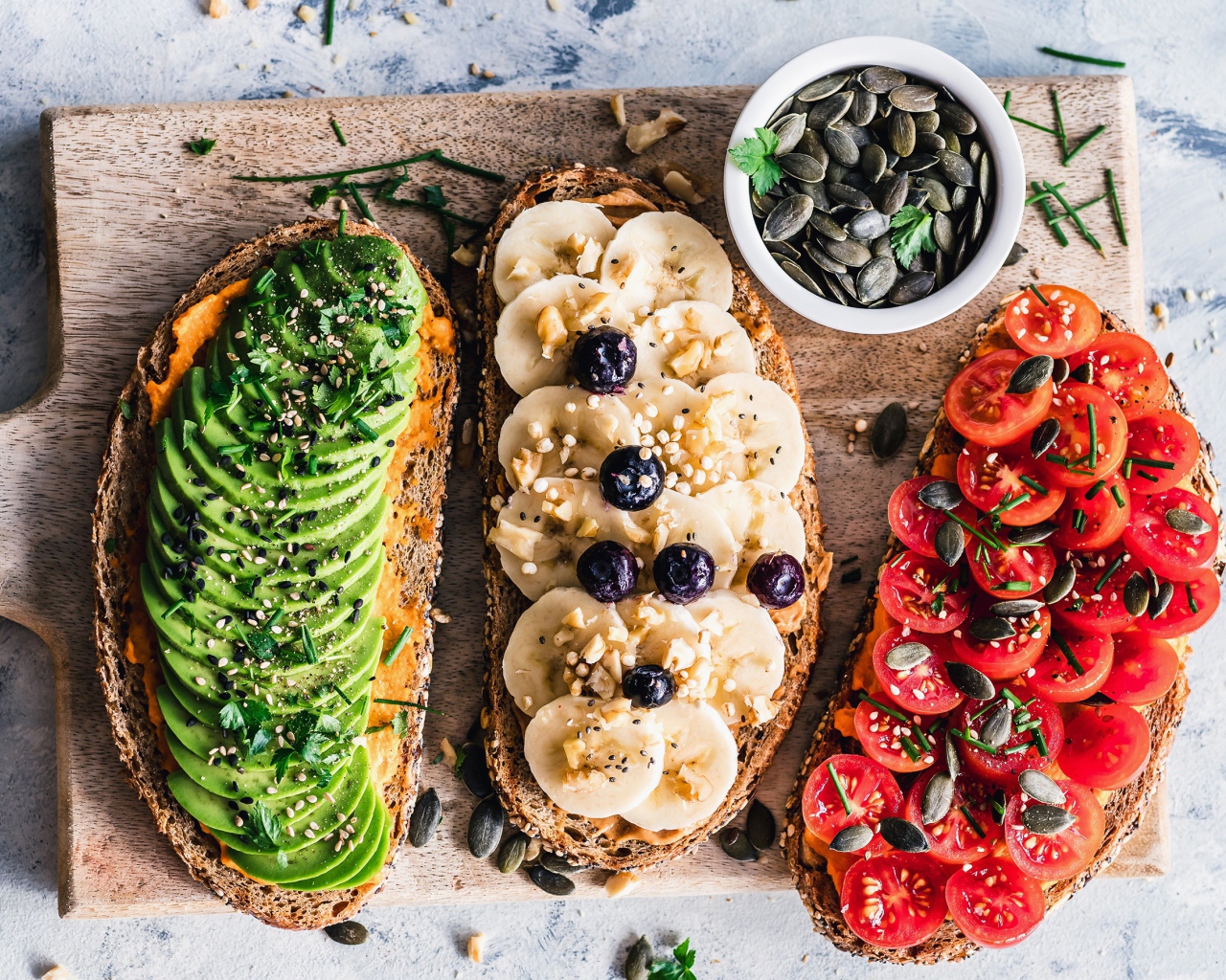 Бутерброды с авокадо, бананами и помидорами