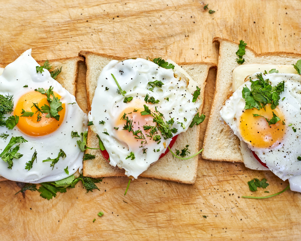 Бутерброды с яичницей, помидорами и зеленью 