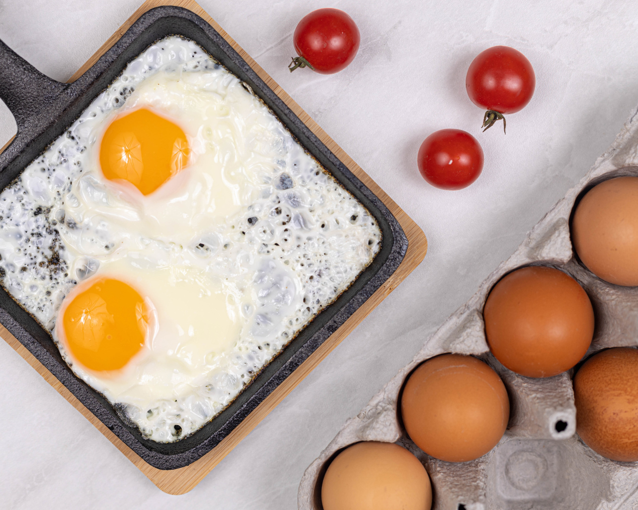 Яичница с помидорами и яйцами на столе