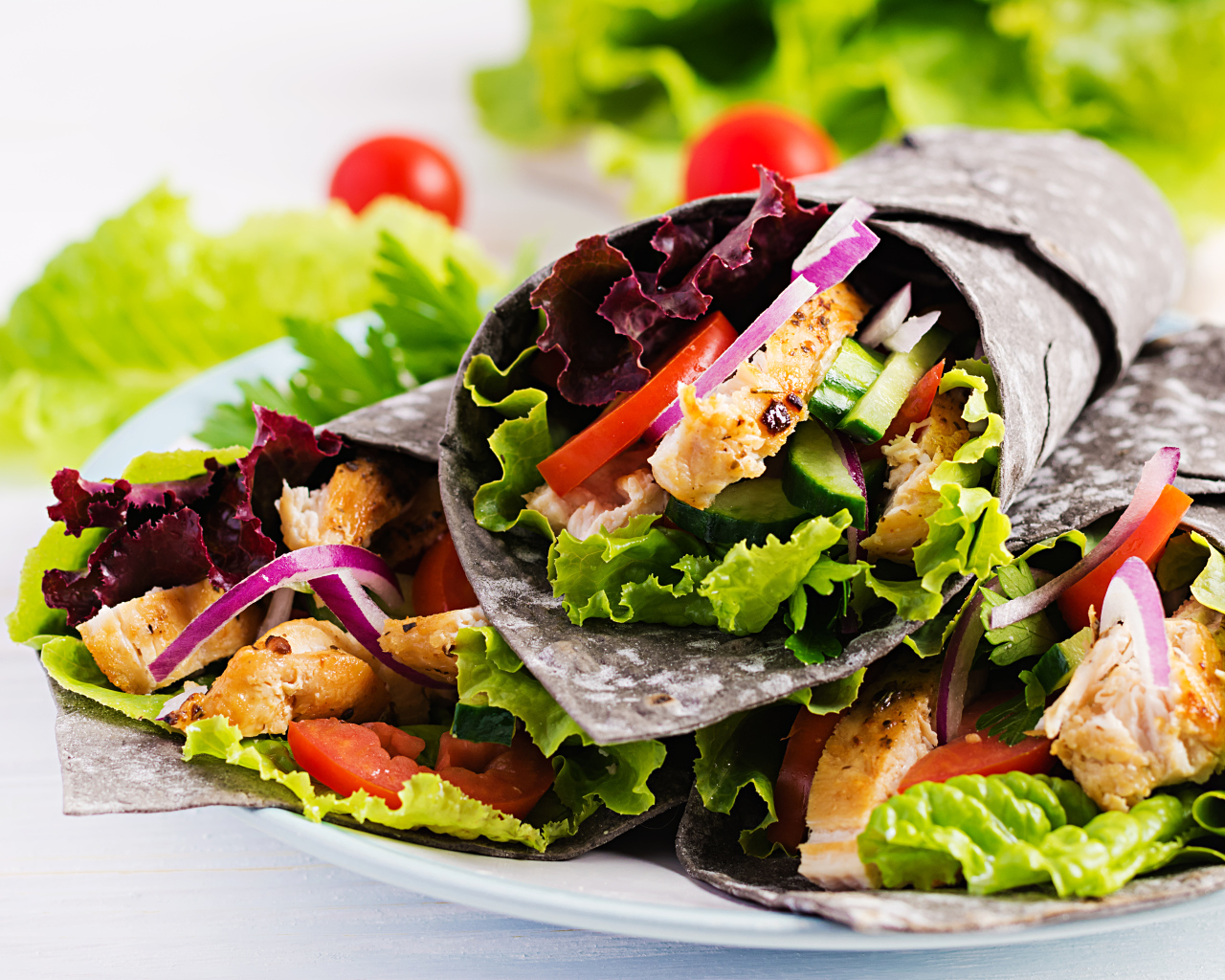 Шаурма в лаваше с овощами и курицей 