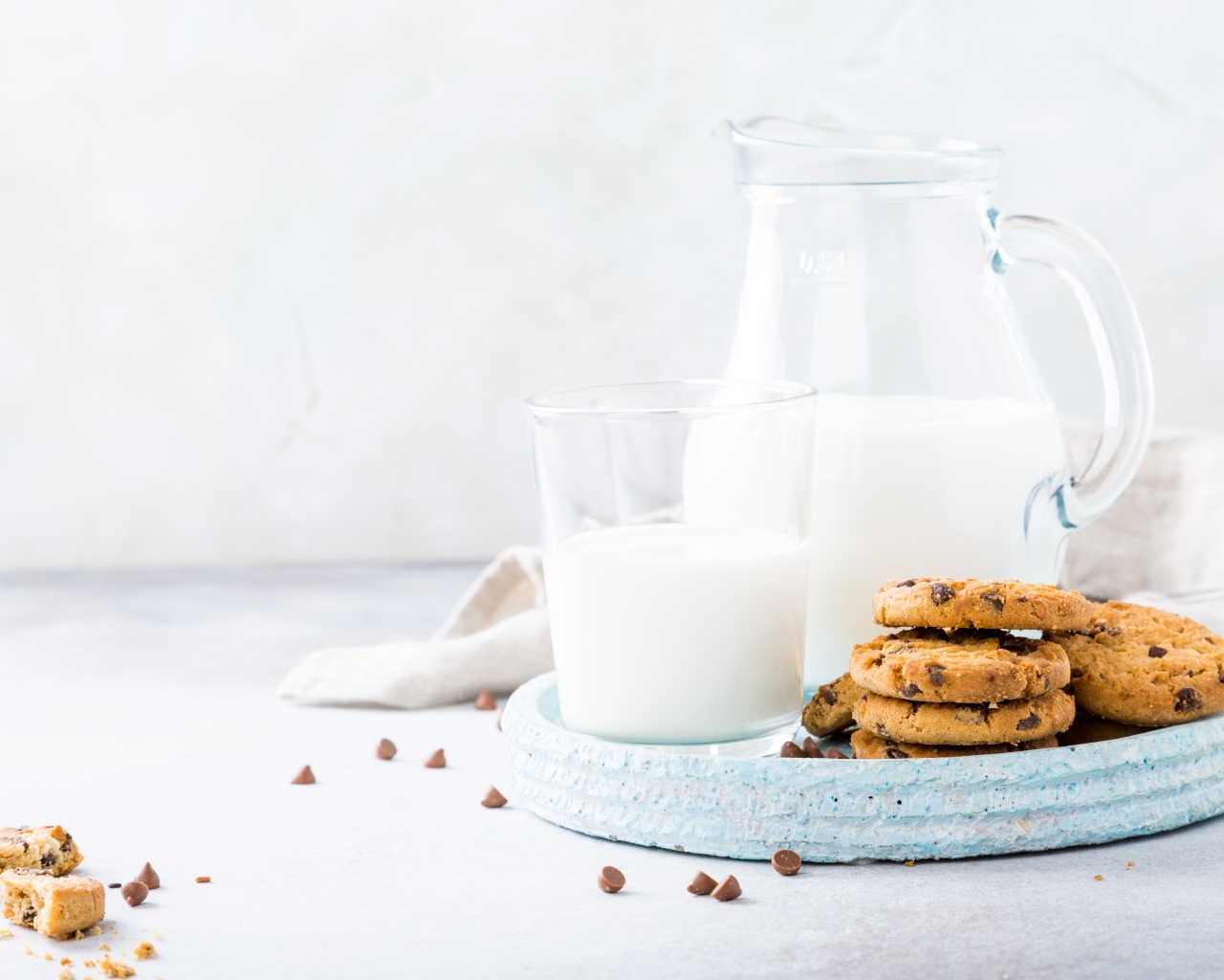 Песочное печенье с шоколадом на столе с молоком