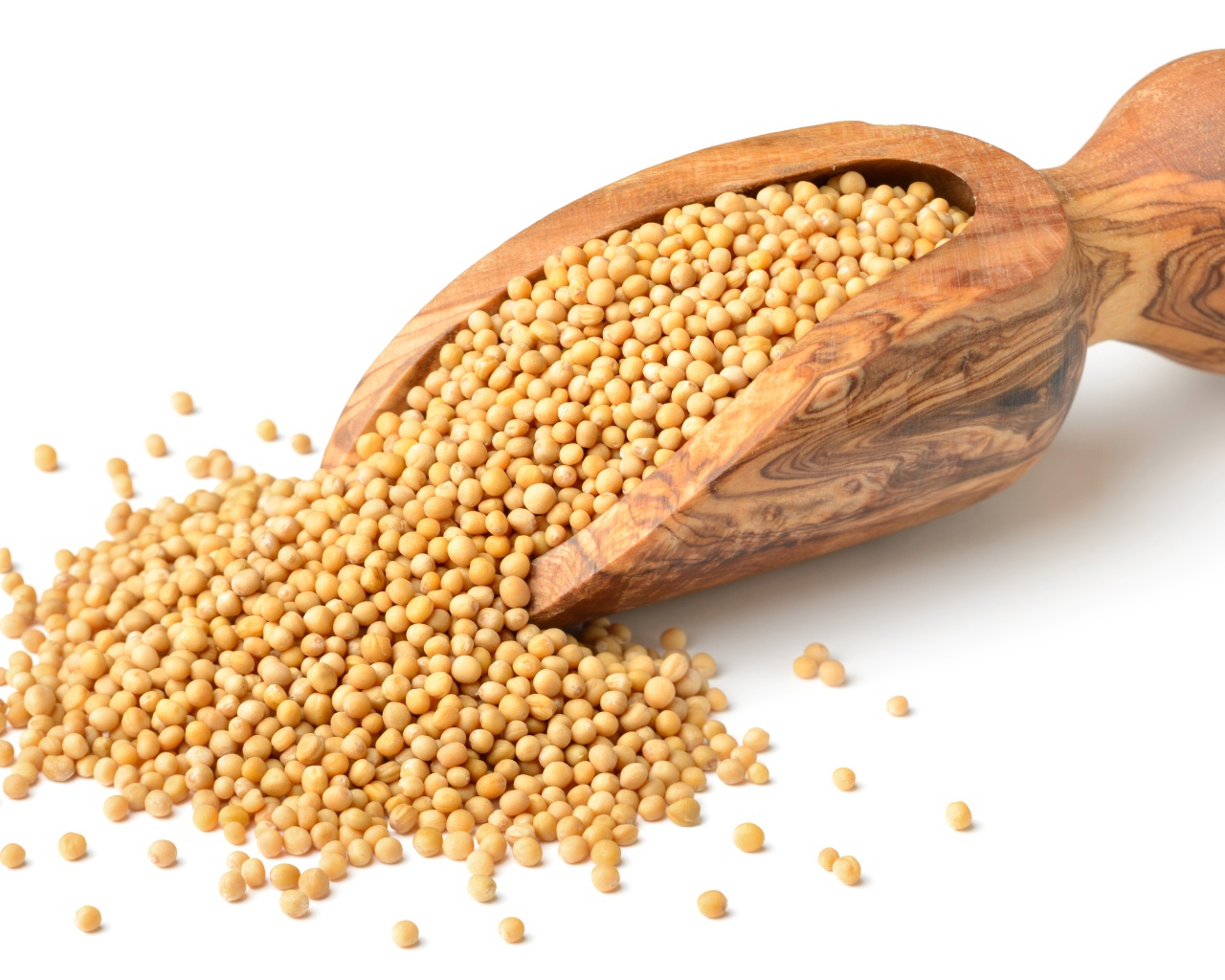 Мелкий горох в деревянном совке на белом фоне