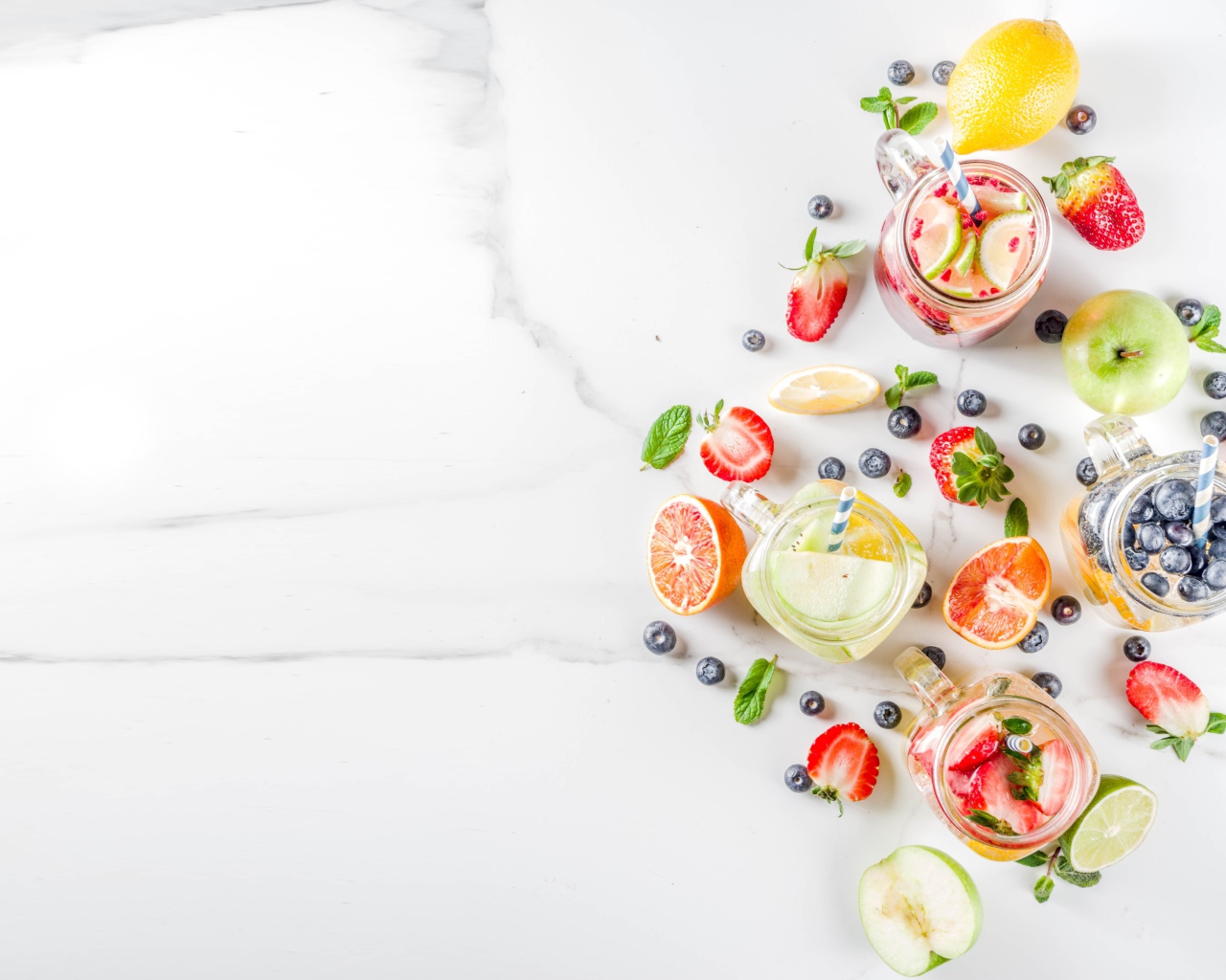 Смузи в баночках на столе с ягодами и фруктами