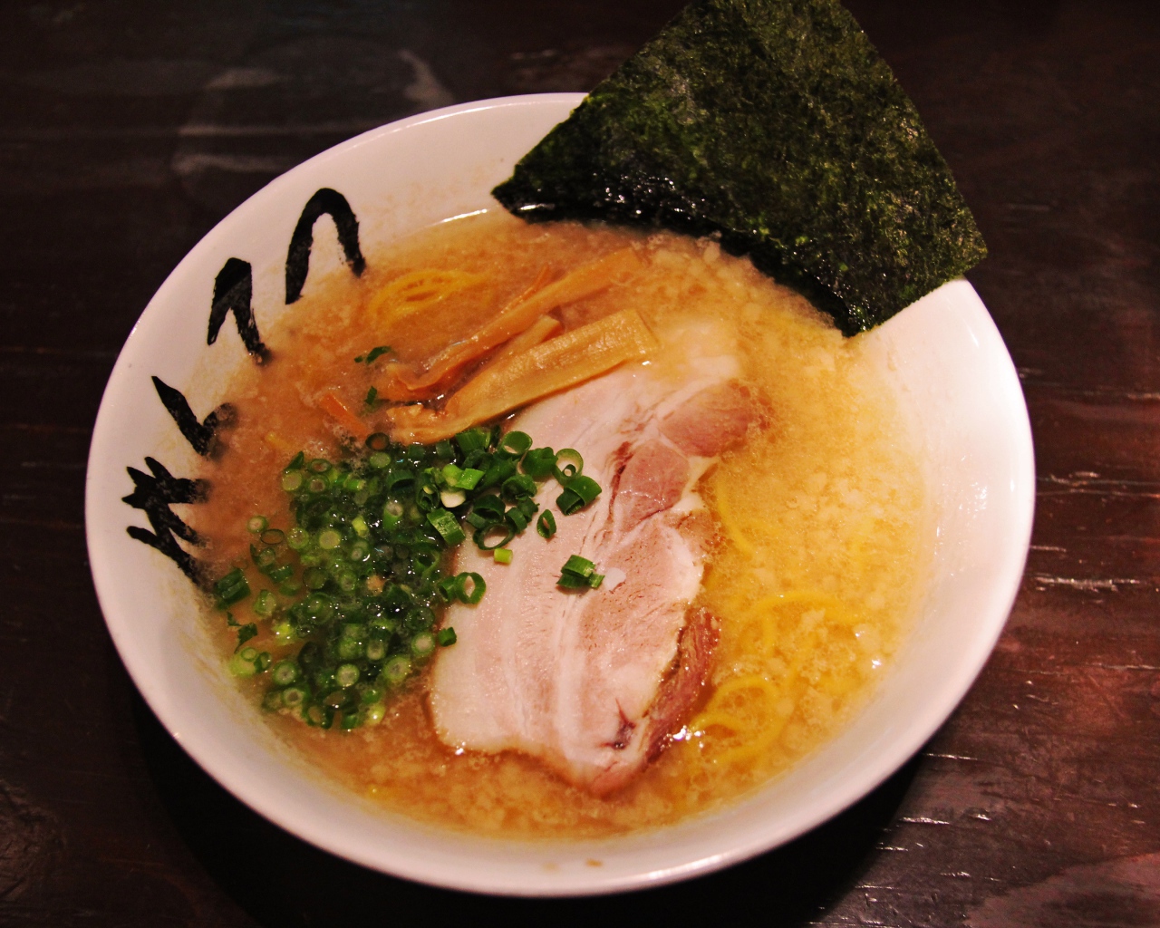 Суп с беконом и зеленью на столе 