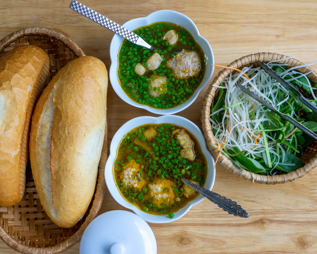 Суп с фрикадельками на столе с хлебом и салатом 