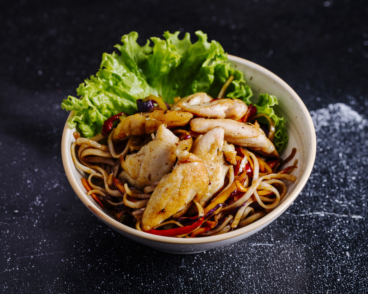 Спагетти в соусе с курицей и листьями салата 