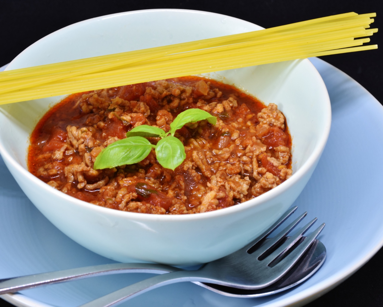 Спагетти с острым соусом с мясом на столе 