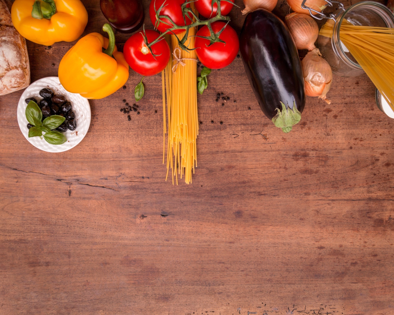 Спагетти с овощами на столе 