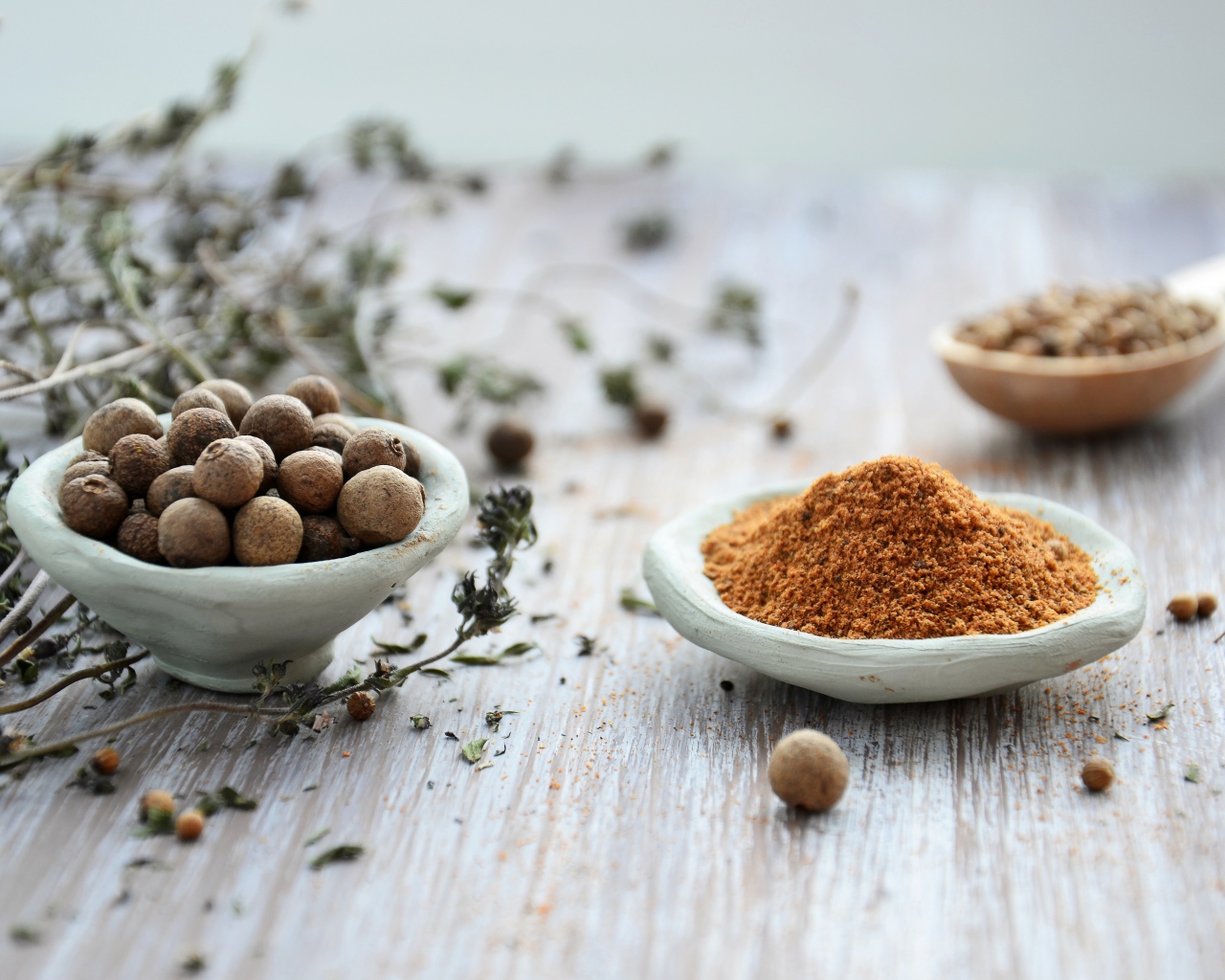 Специи на деревянном столе 