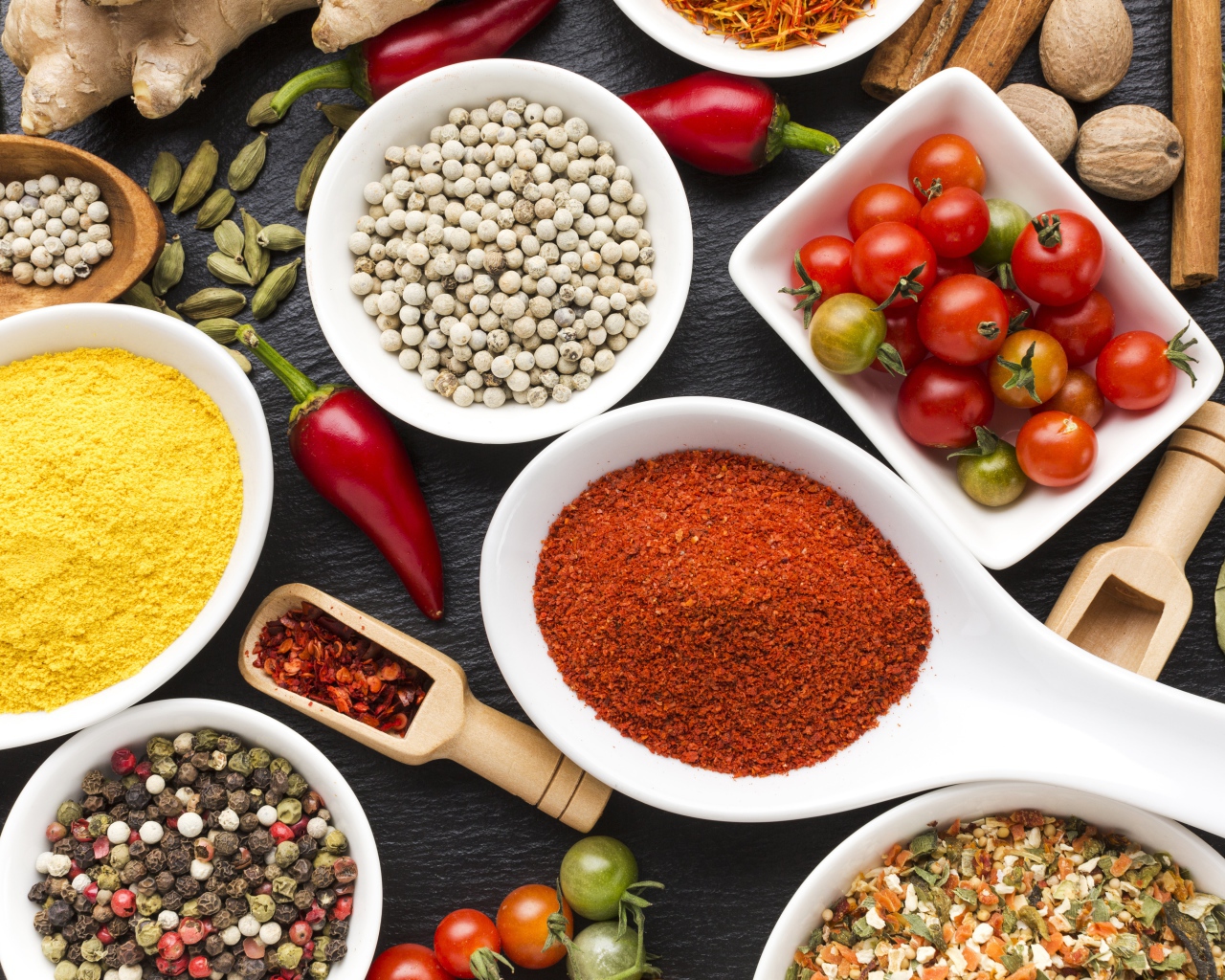 Специи на столе с помидорами и сладким перцем