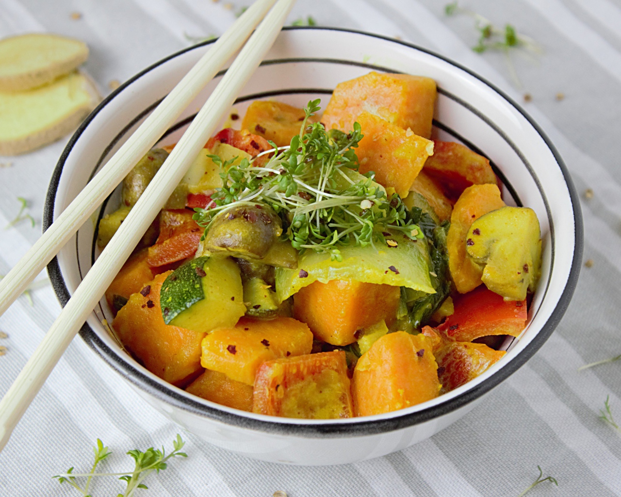 Острое блюдо из овощей в миске с палочками