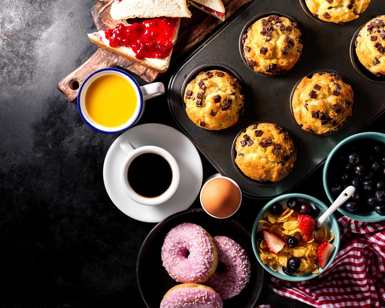 Сладкая выпечка на столе с кофе и соком