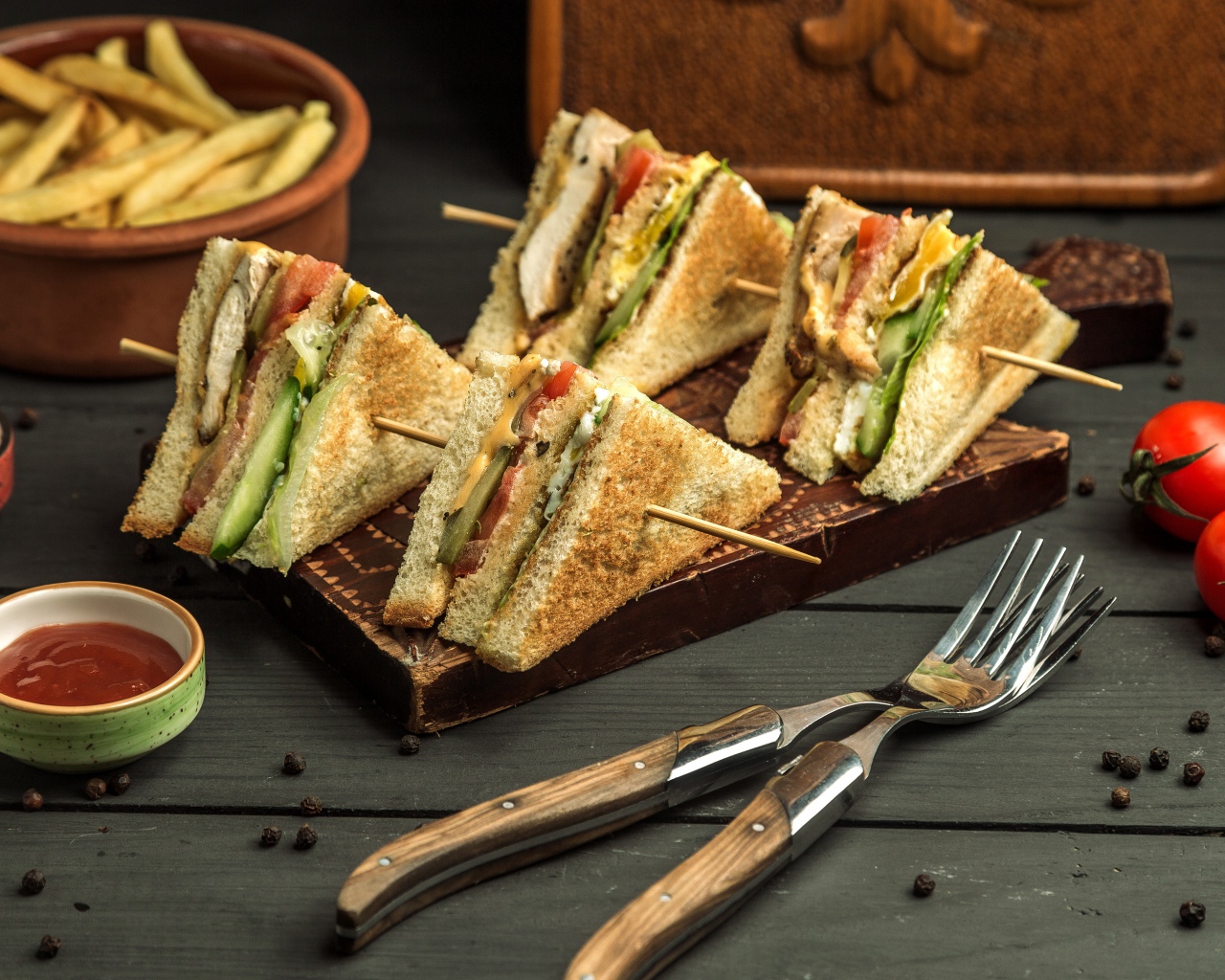 Вкусные сэндвичи с хрустящим хлебом