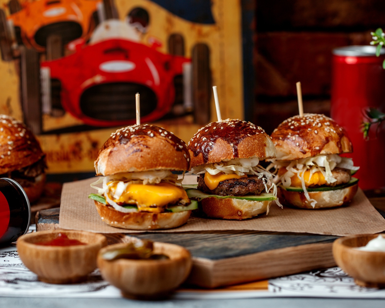 Вкусные гамбургеры на столе с соусом и кока колой 