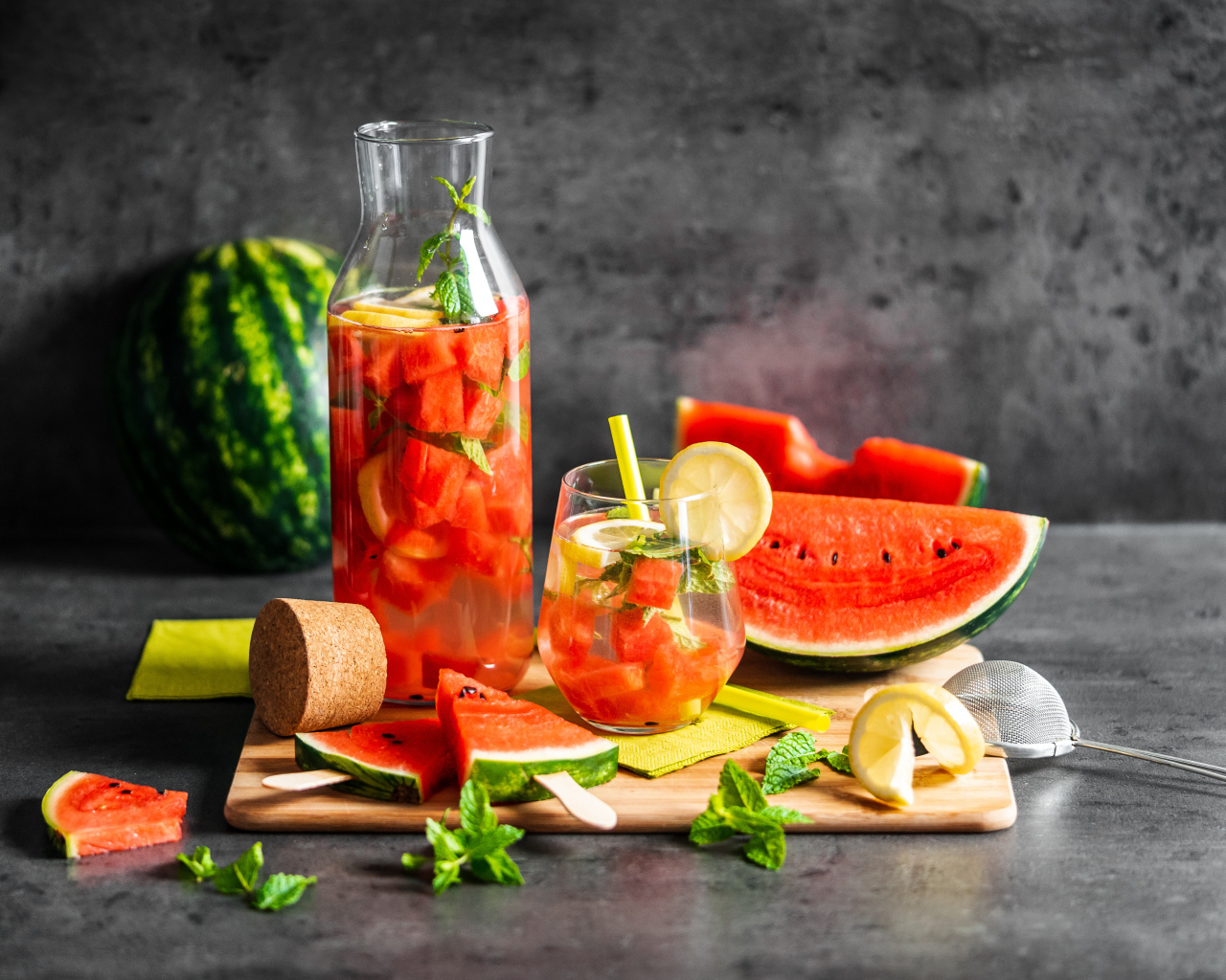 Вкусный напиток на столе с кусочками арбуза 