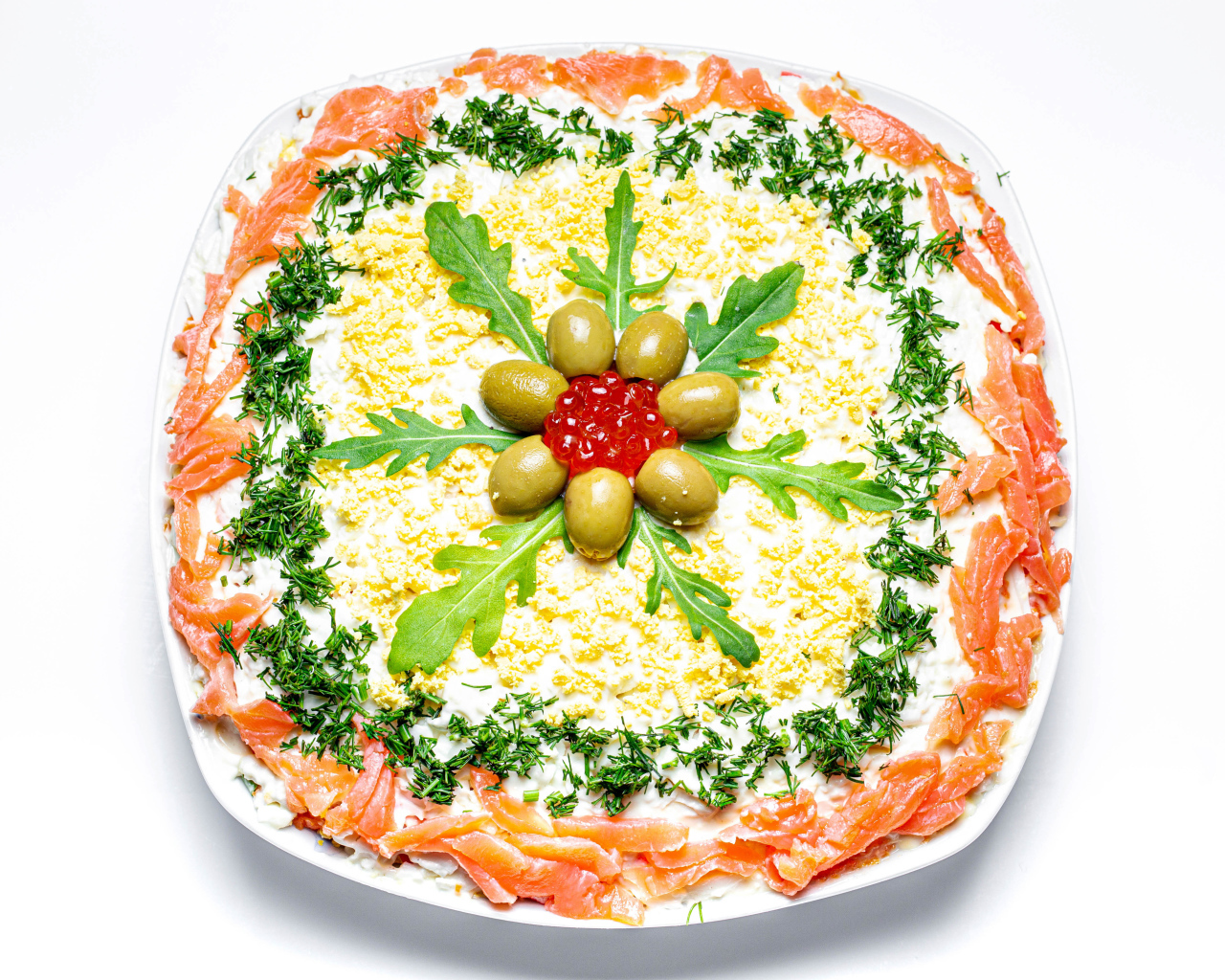 Вкусный салат с красной рыбой на белом фоне