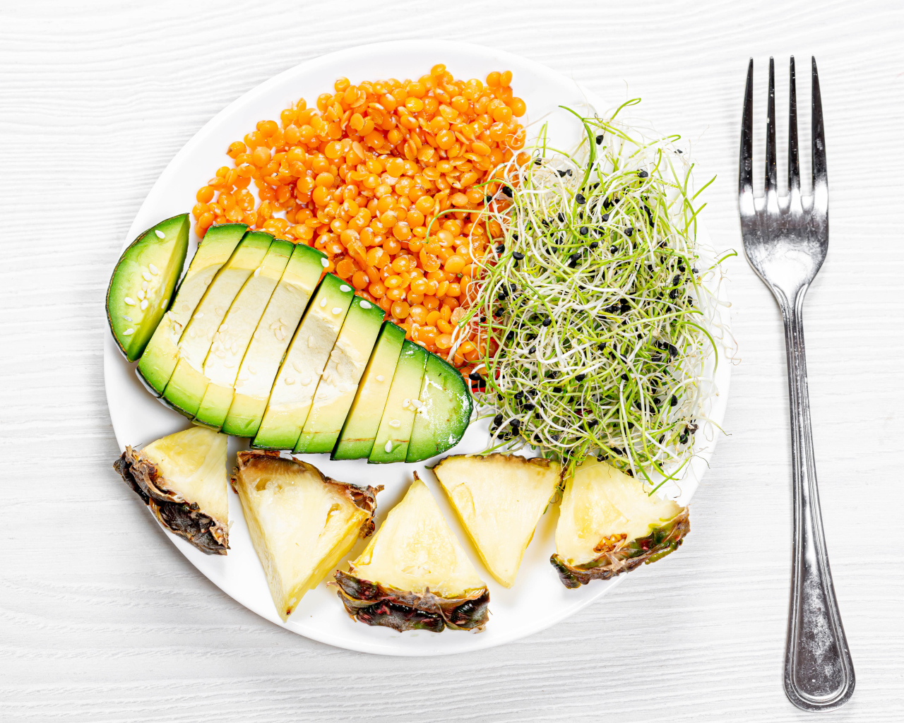 Вкусный завтрак для вегетарианца на белой тарелке