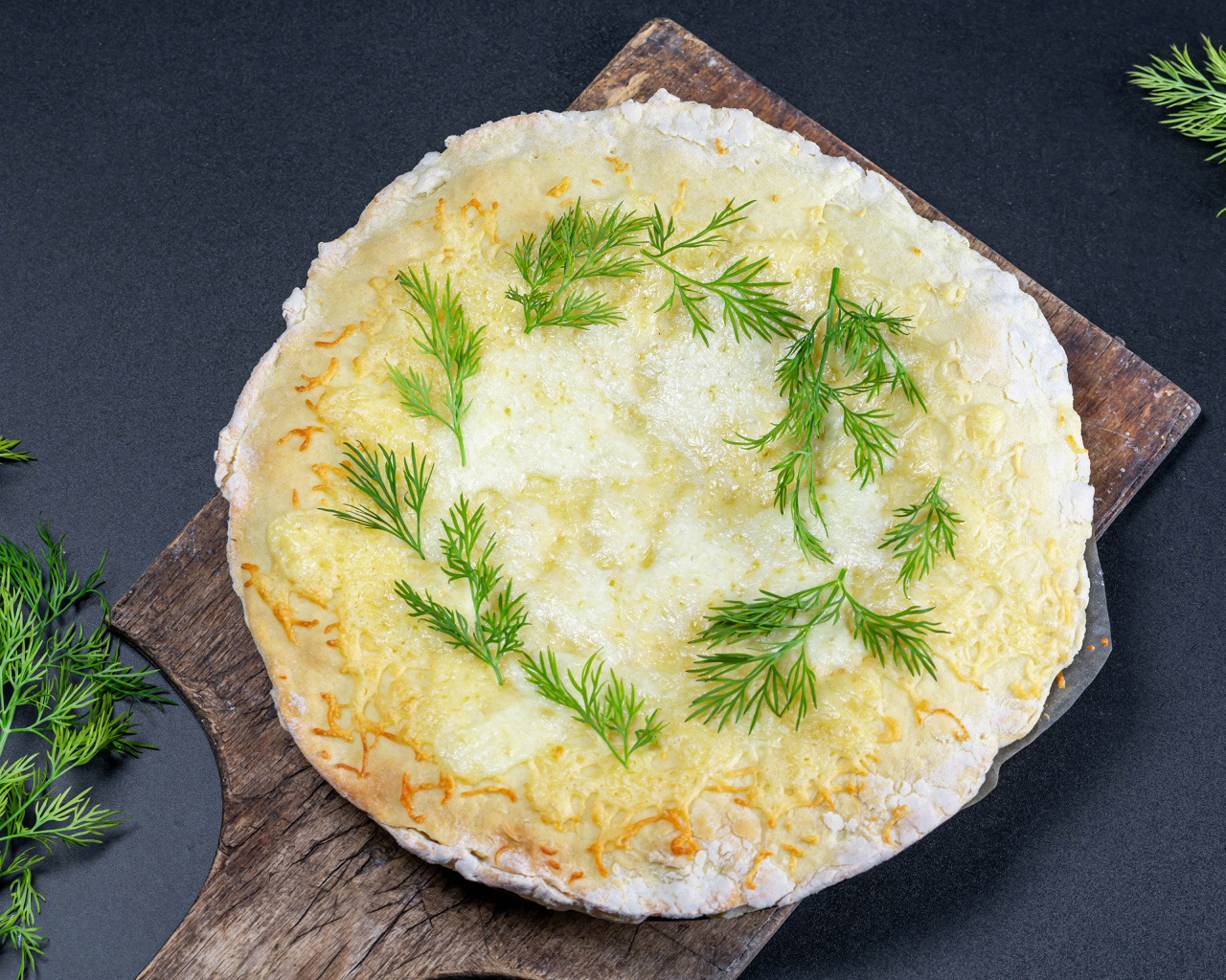 Тонкие блинчики с укропом на доске 