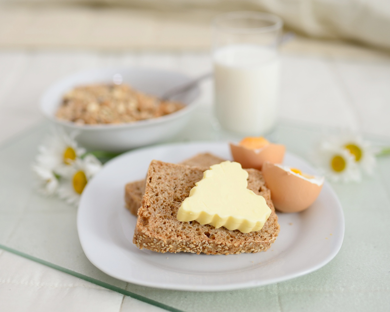 Тосты с сыром и вареными яйцами на тарелке 