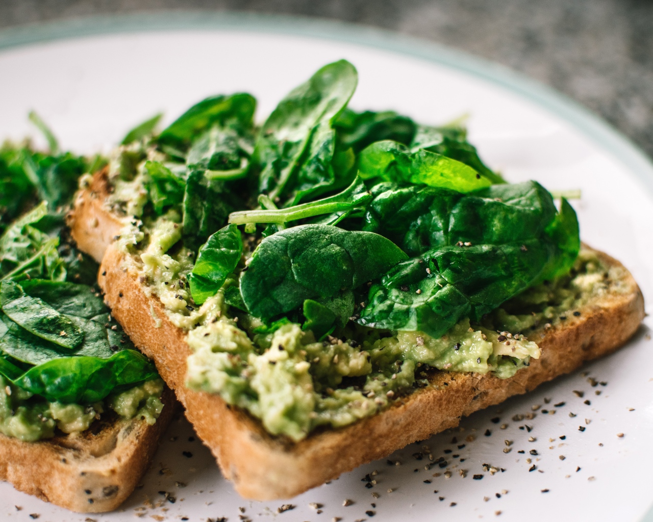 Тосты с соусом песто и листьями базилика 