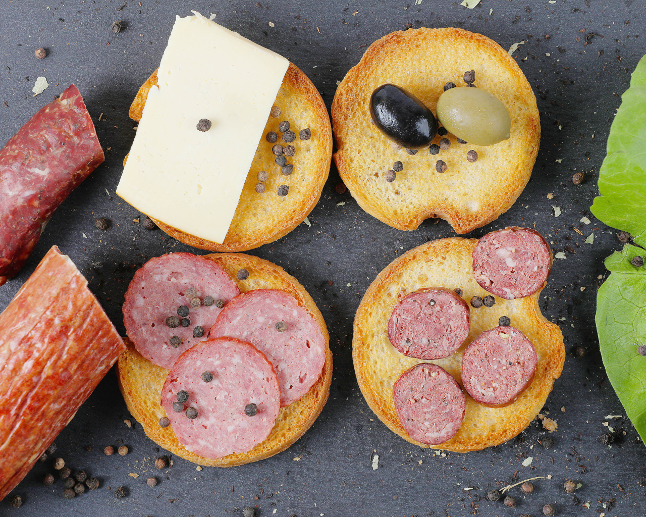 Тосты с колбасой, оливками и сыром