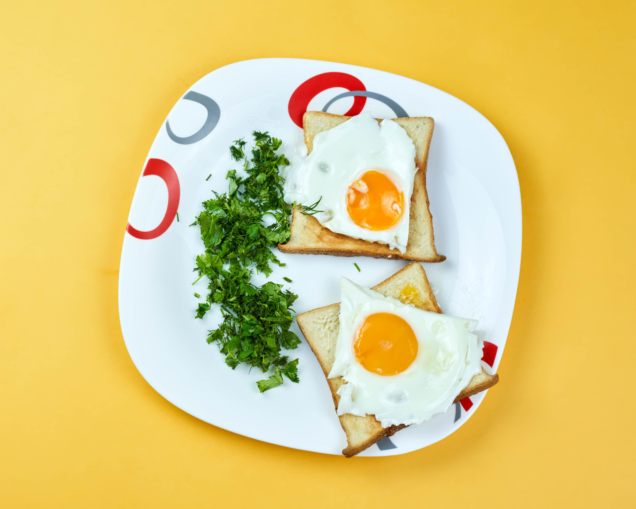 Тосты с яичницей на тарелке с зеленью петрушки 