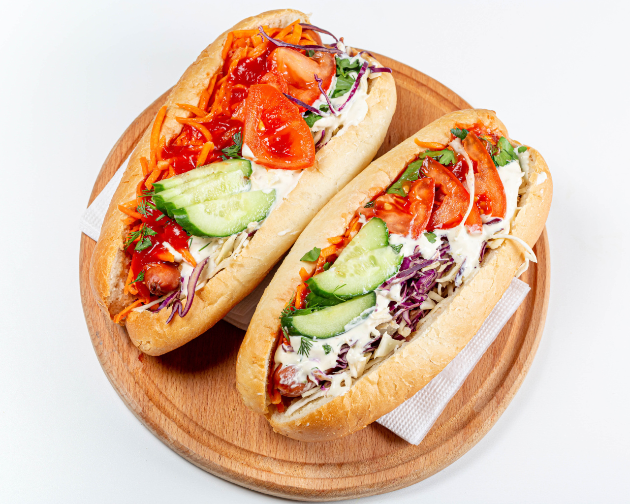 Два вегетарианских хот дога  на белом фоне 